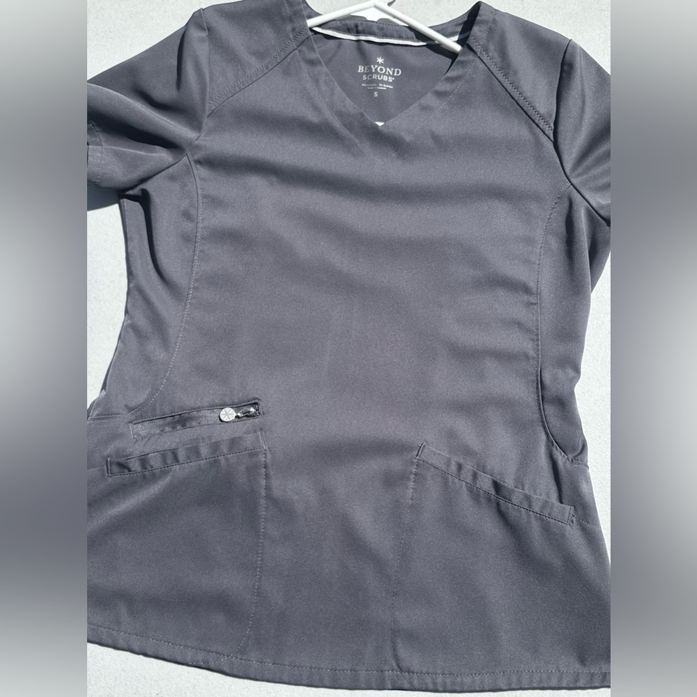 Gray beyond scrubs top sz sm